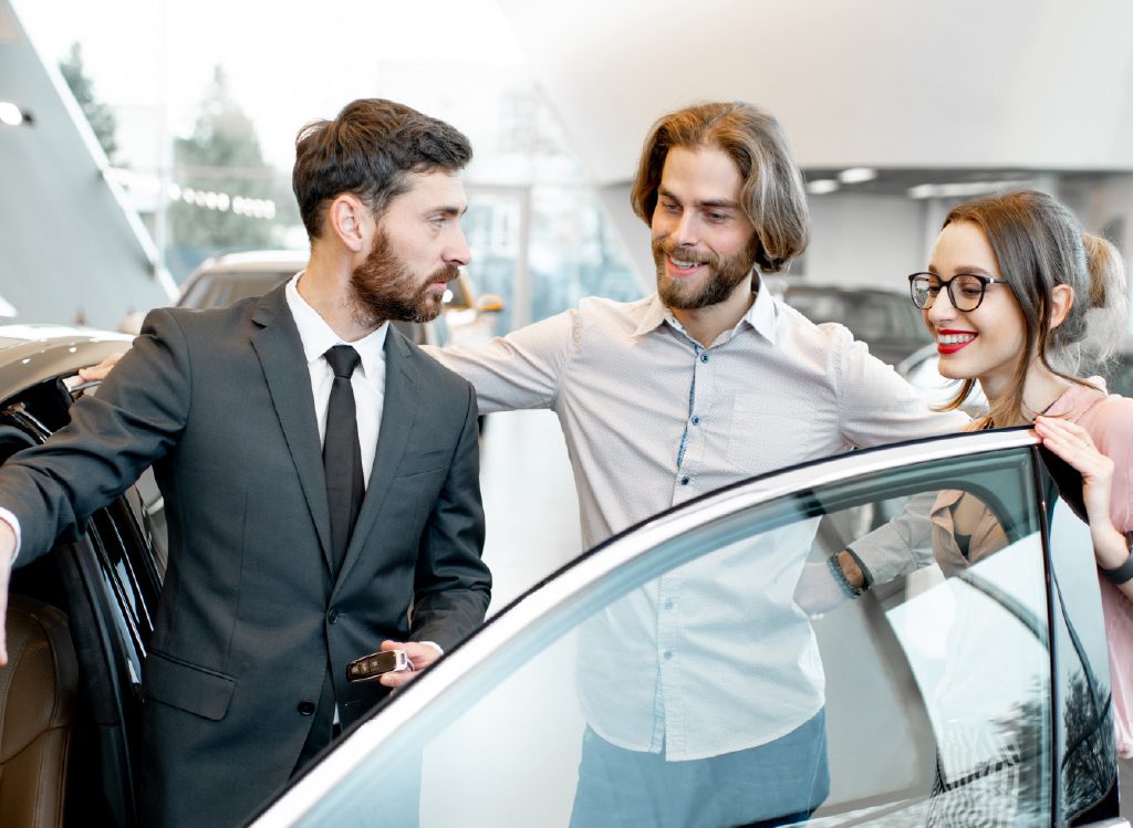Hombres-y-mujeres-jóvenes-checando-auto