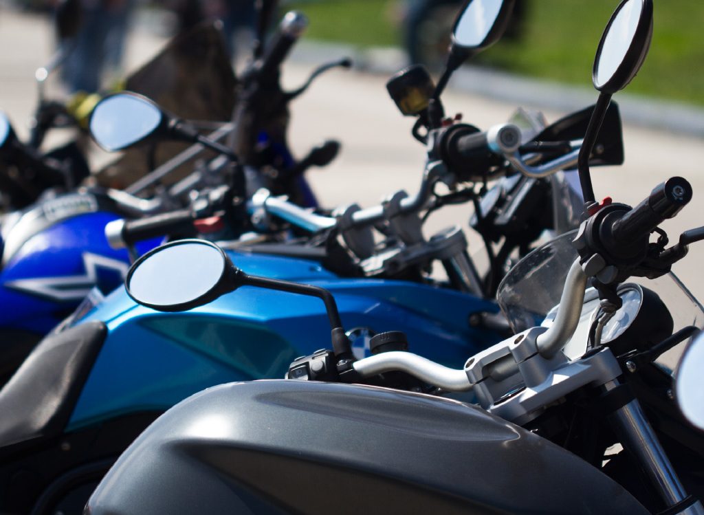 Motos-de-diferentes-colores-estacionadas
