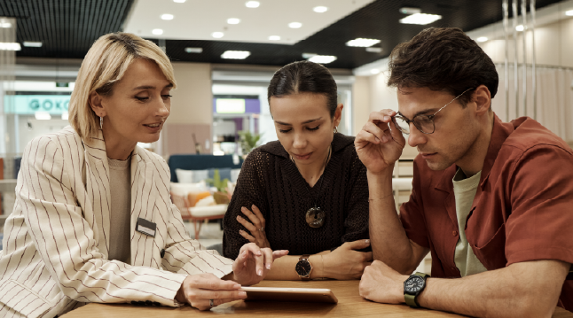 Pareja-checando-datos-en-el-móvil-de-financiera