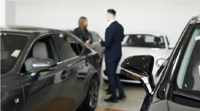 auto-negro-de-lejos-hombre-y-mujer-hablando