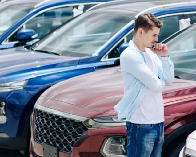 hombre-y-mujer-comparando-carros