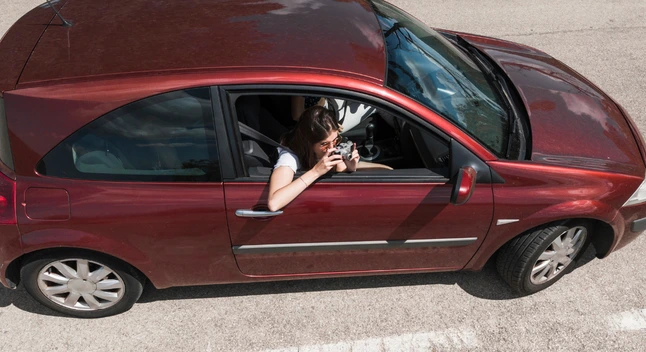 Mujer-en-carro.compacto-vino