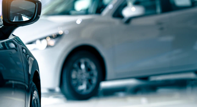 Carros-compactos-de-color-gris
