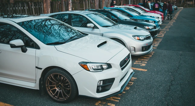 Fila-de-carros-estacionados 