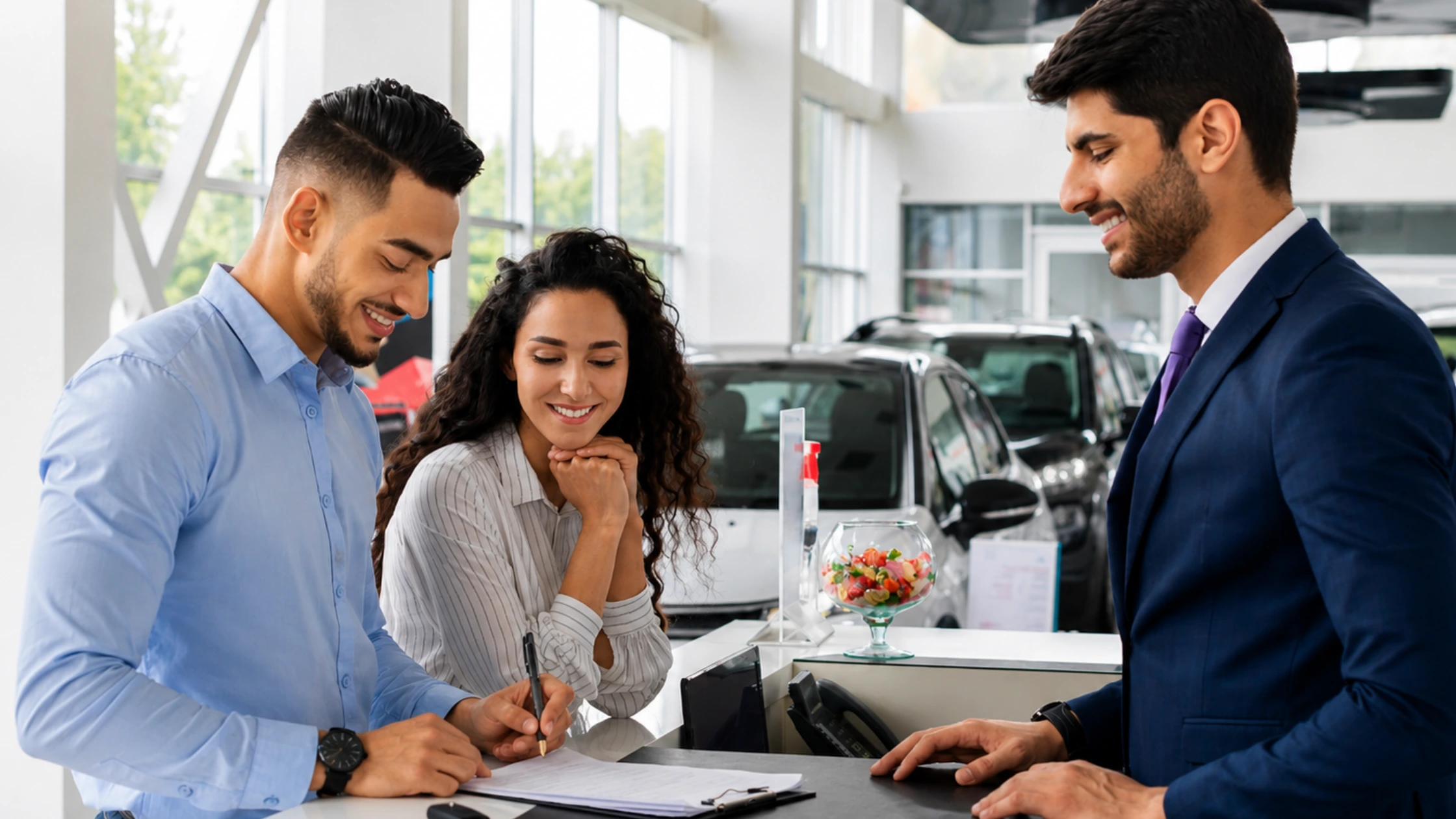 Hombre-firmando-contrato-de-financiamiento-automotriz 