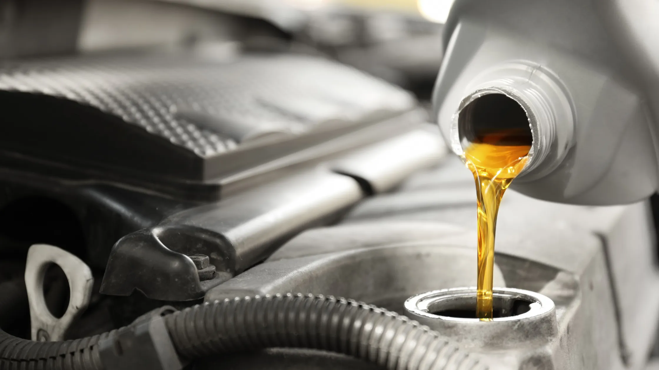 aceite-de-motor-siendo-vertido-en-el-motor-del-vehículo
