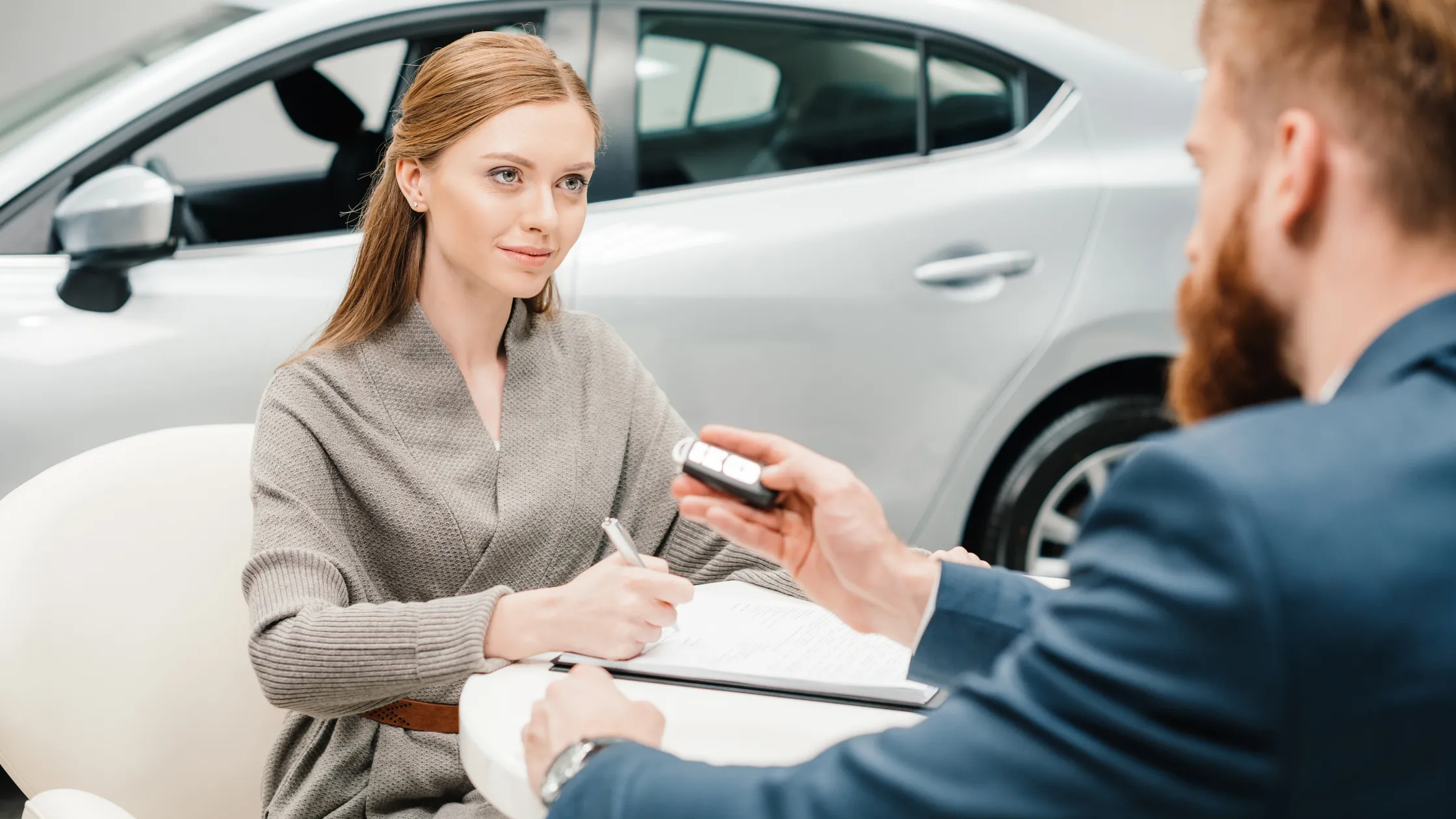 Asesor-informando-a-clienta-sobre-crédito-seguro-para-adquirir-un-auto