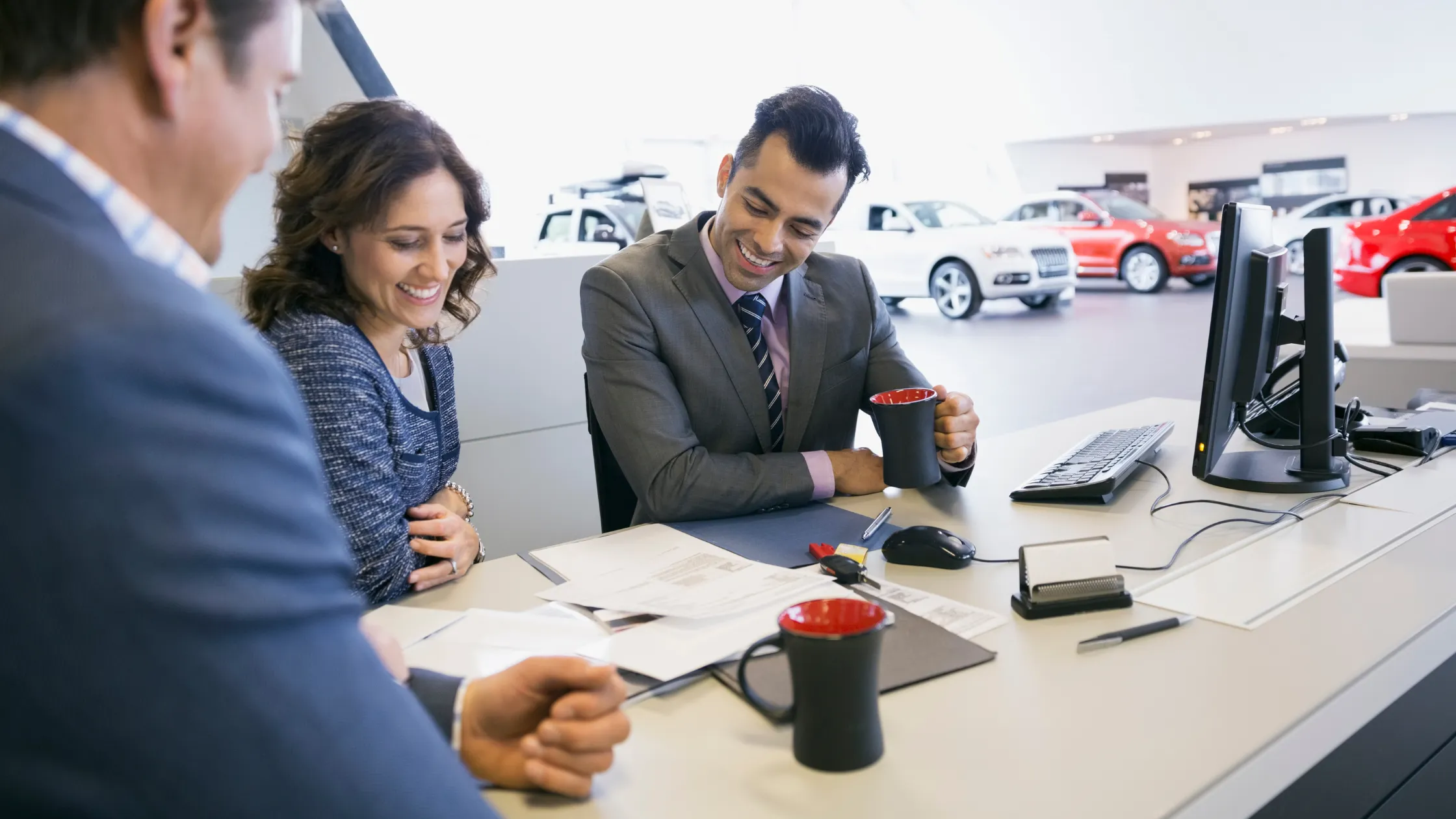 Asesor-revisando-documentos-con-clientes