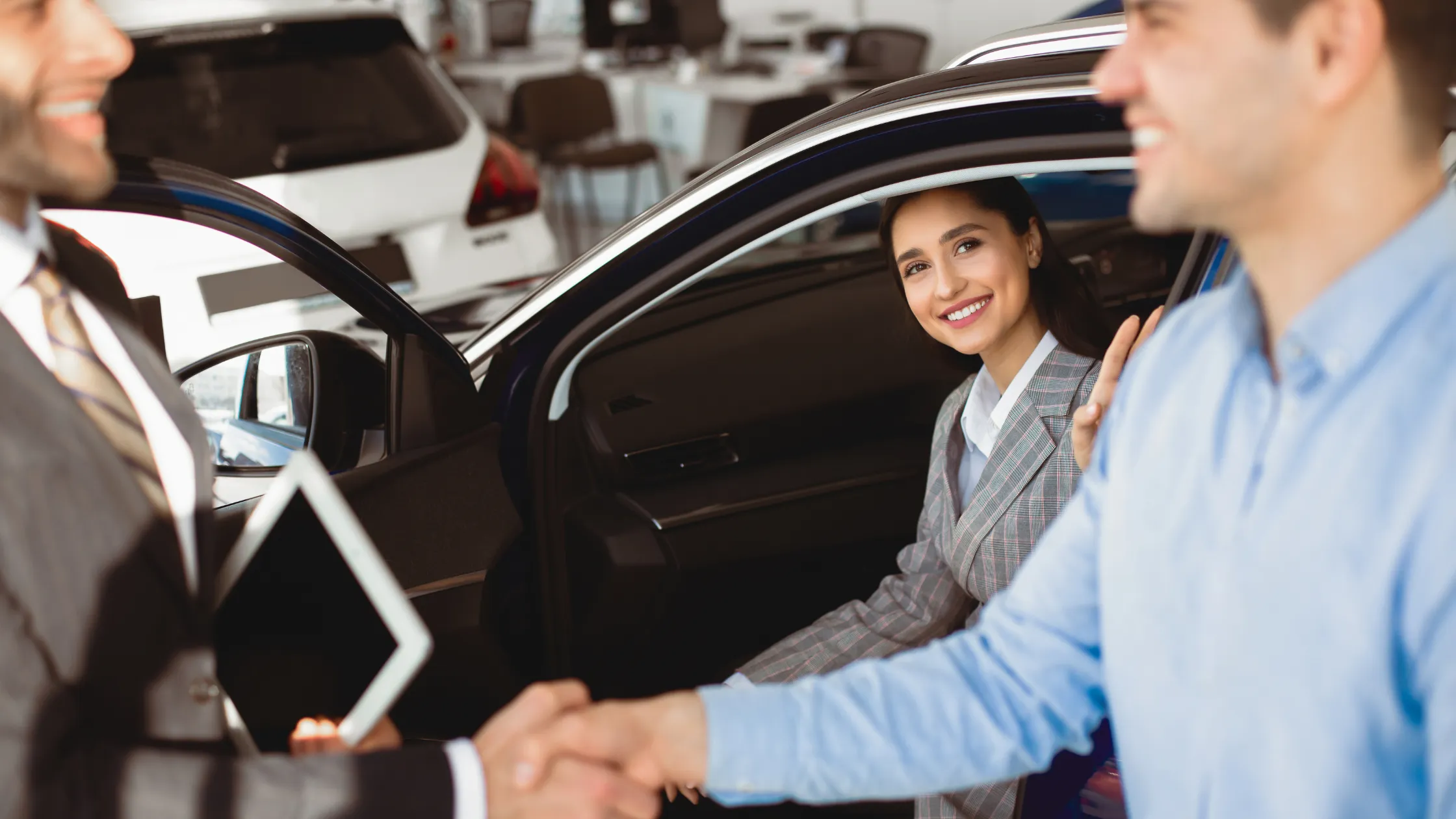 Asesor-y-cliente-cerrando-trato-de-compra-de-auto