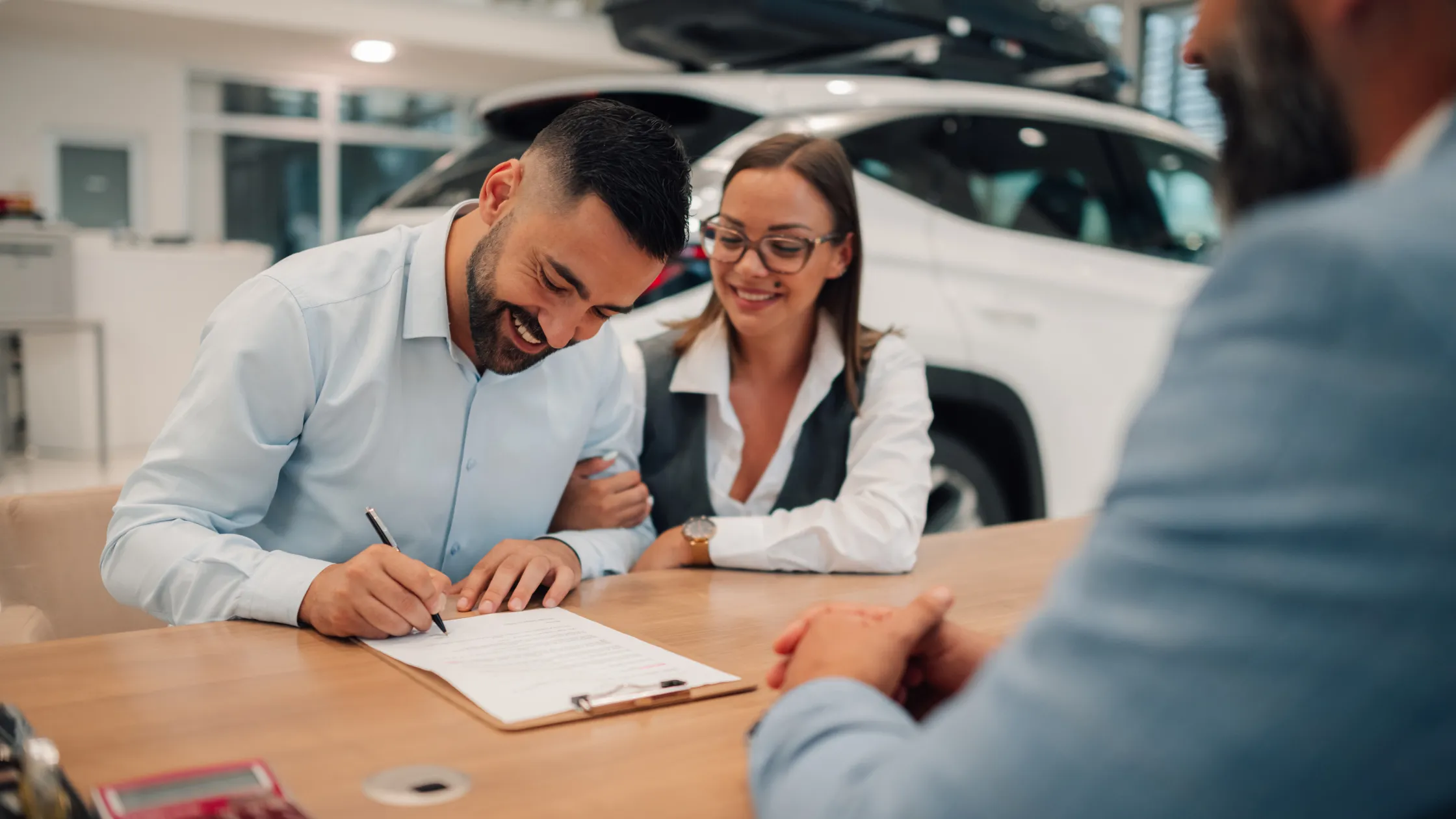 Cliente-contento-firmando-documento-de-préstamos-de-carros