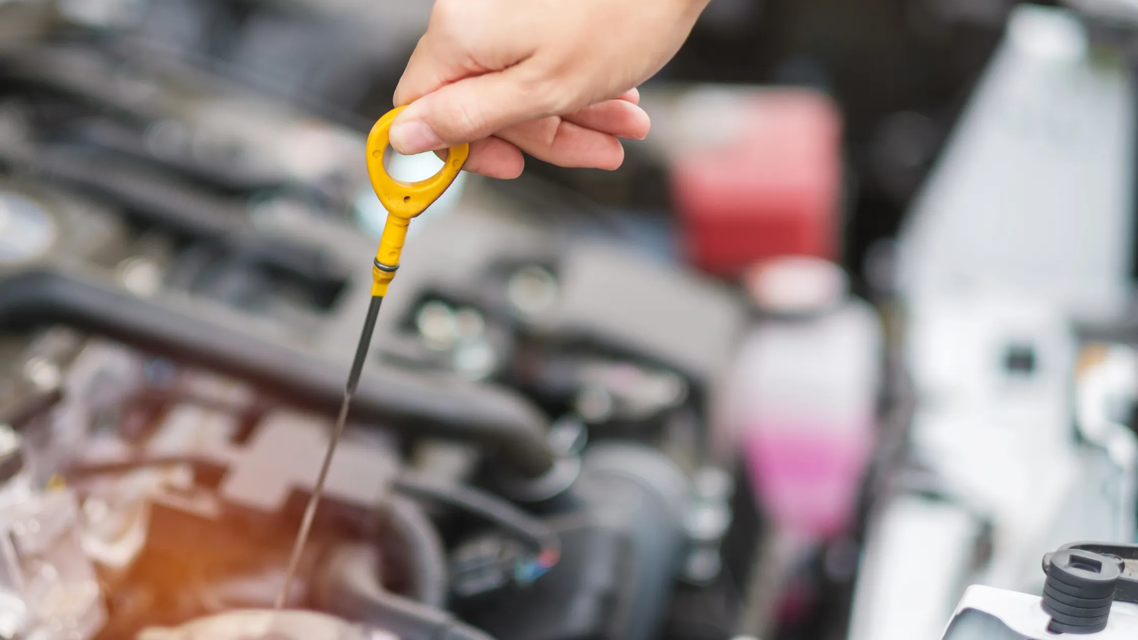 comprobar-el-nivel-de-aceite-en-el-motor-del-automóvil