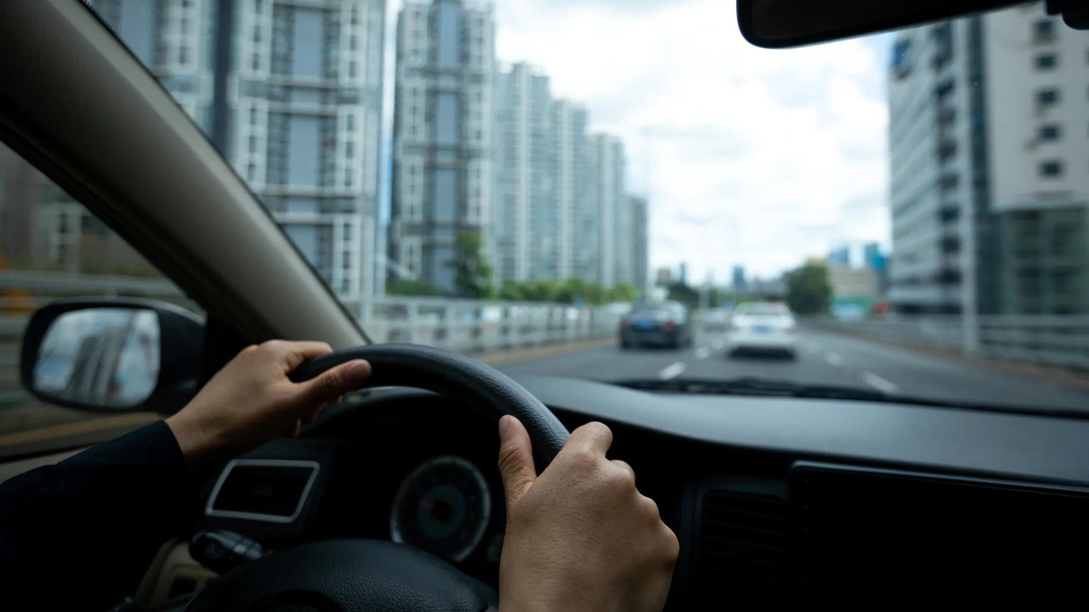 Hombre-conduciendo-un-automovil-en-la-ciudad