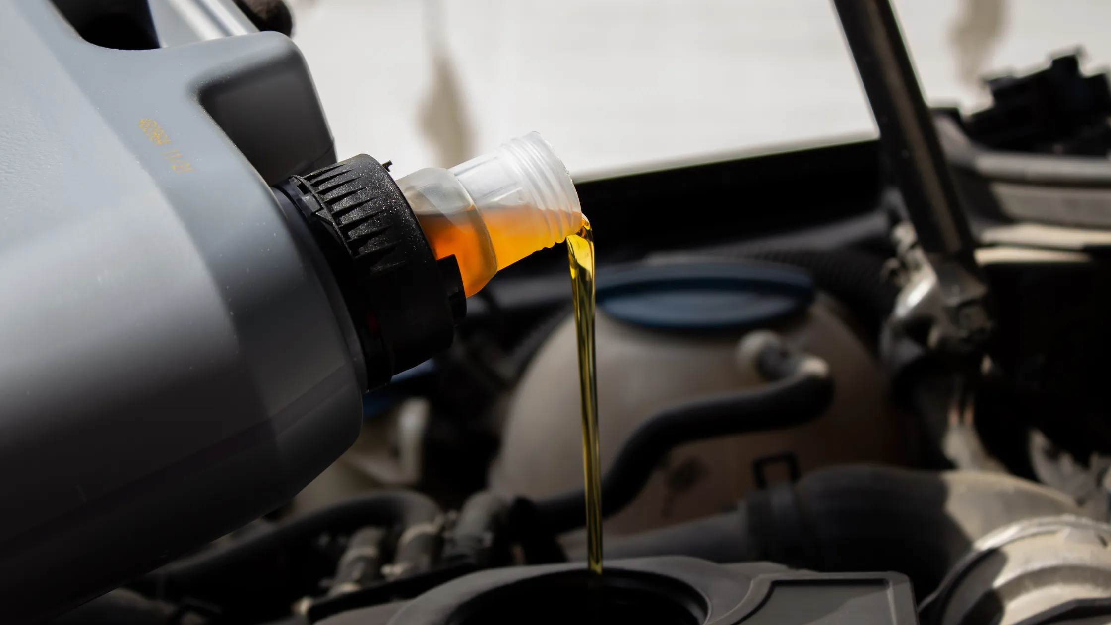 Aceite-cayendo-en-el-deposito-de-aceite-del-automovil