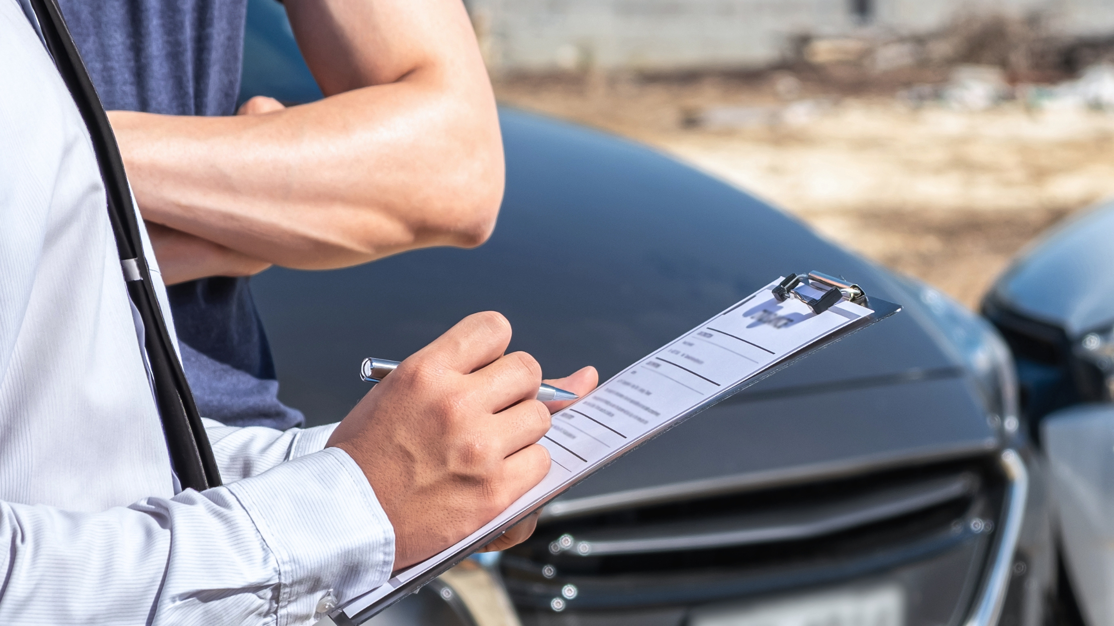 El-agente-de-seguros-examina-el-automóvil