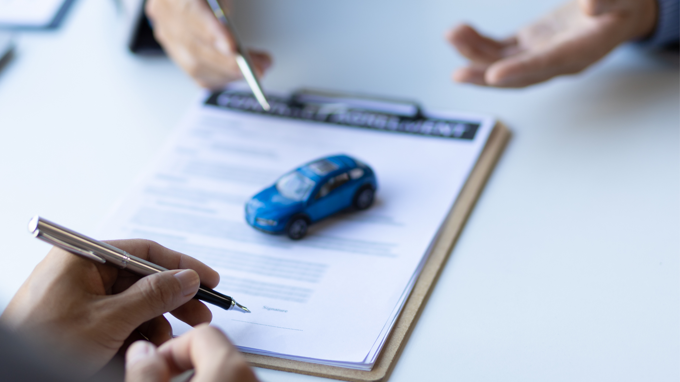 Mujer-esta-buscando-opciones-de-seguro-de-automóvil-en-su-escritorio