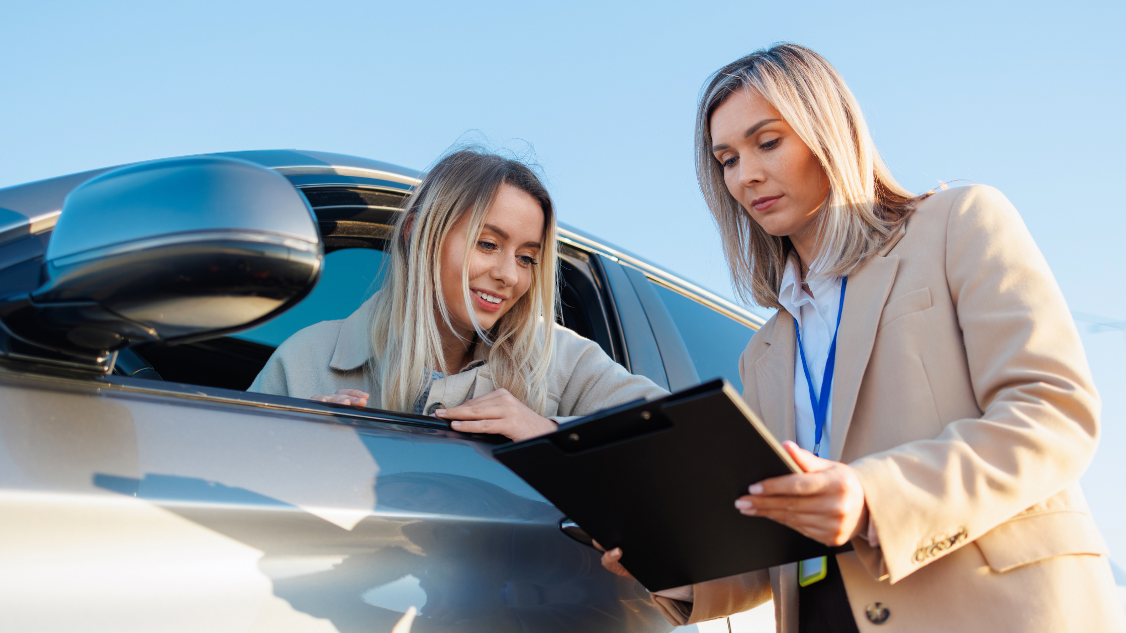 Mujer-y-asesora-revisando-documentos-del-auto